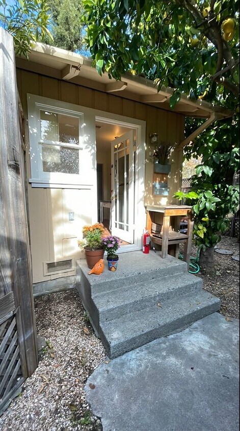 Primary Photo - Quaint and cozy studio located near downto...