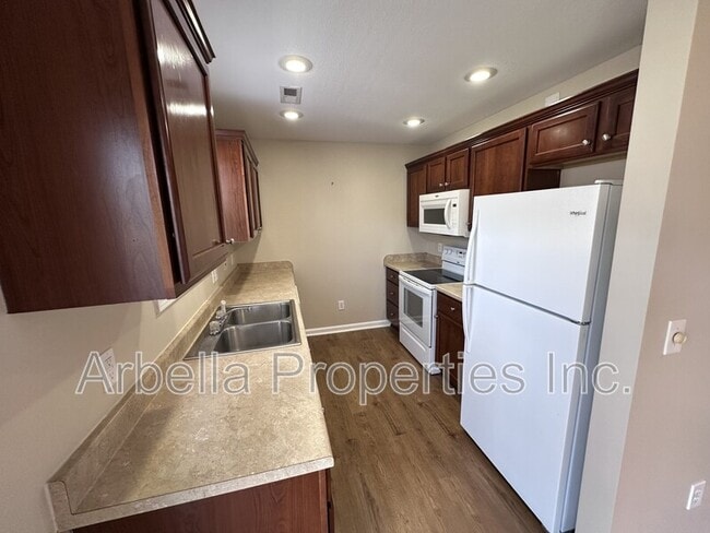 Building Photo - 2121 S Greenwood Dr
