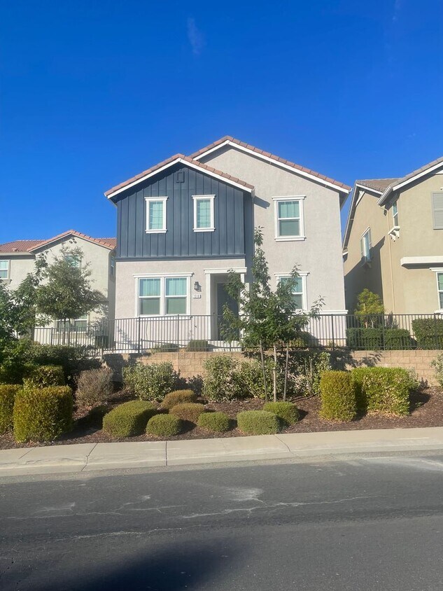 Foto principal - Modern Elegance in Roseville: Spacious 4 B...
