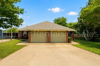 Building Photo - 930 Ramblewood St