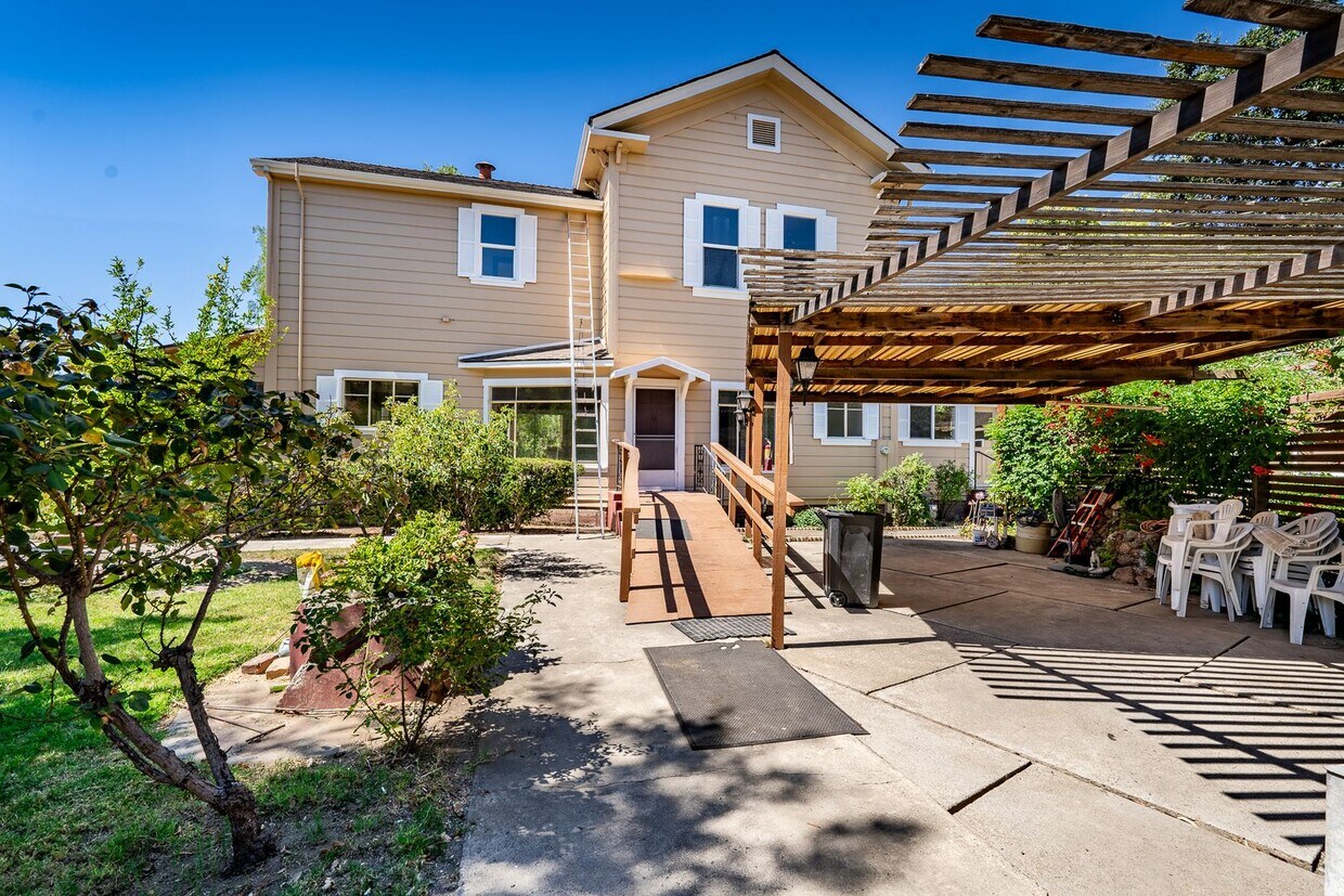 Foto principal - Historic Victorian Ranch Home