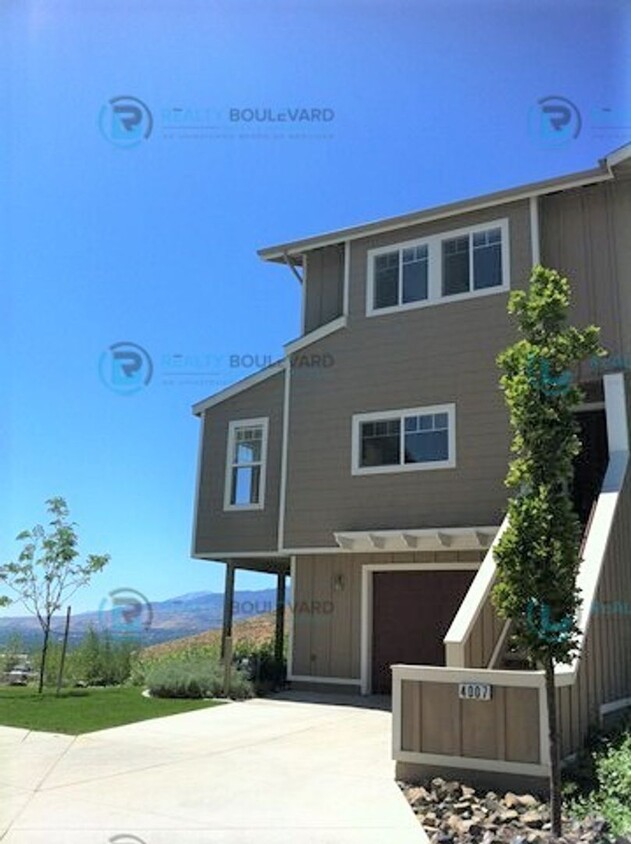 Foto principal - Stunning 3-Bedroom Townhome with Panoramic...