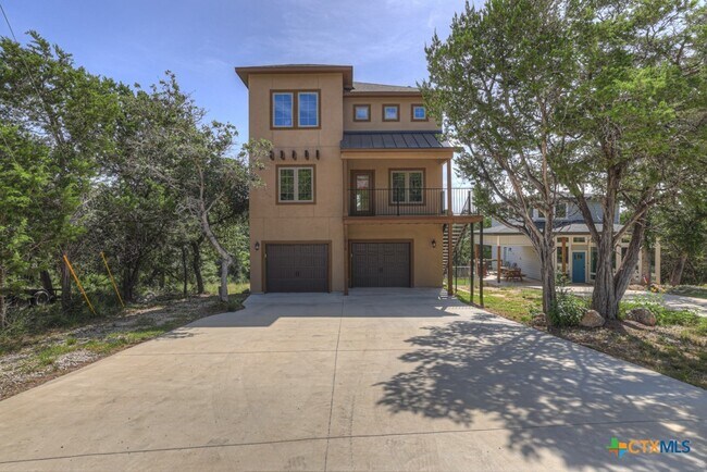 Foto del edificio - 1216 Canyon Lake Dr