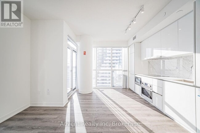 Photo du bâtiment - 8 Interchange Wy