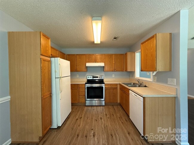 Building Photo - 3025 Longspur Dr
