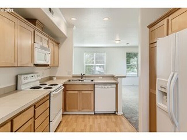 Foto del edificio - 3 Bedroom Forest Heights Condo! Water & Se...