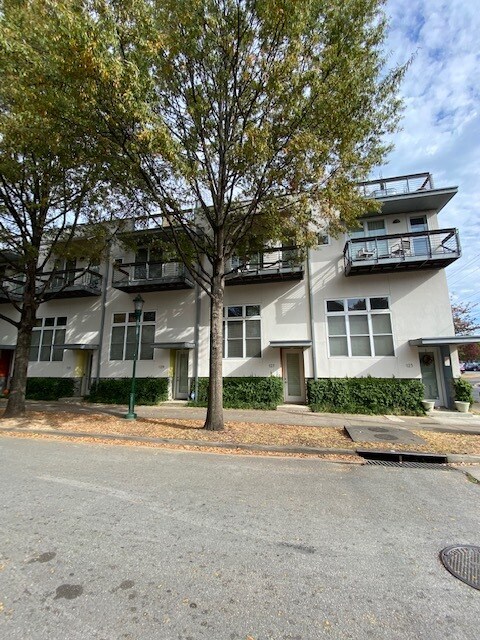 Front Entrance on 17th Street - 127 W 17th St