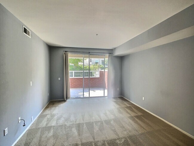 Building Photo - Lots of Outdoor Space in This Great Condo ...