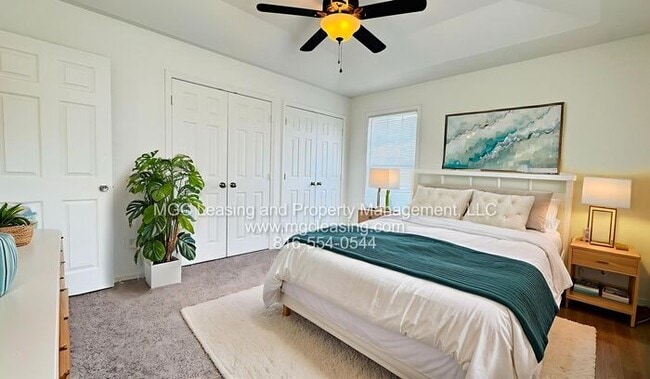 Foto del edificio - Creekwood Townhomes with 2-vehicle garage ...