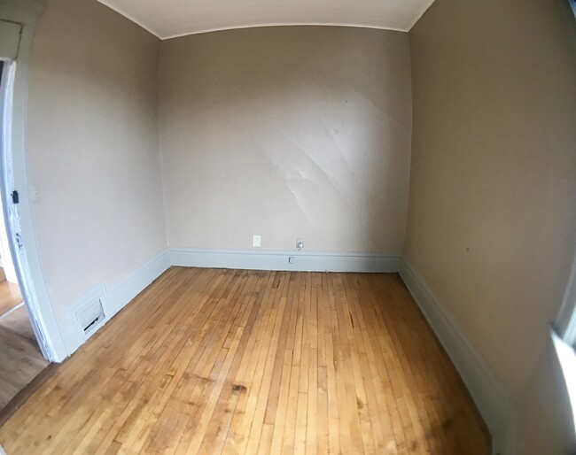 Building Photo - Amazing 4bdrm Upper Unit in Milwaukee