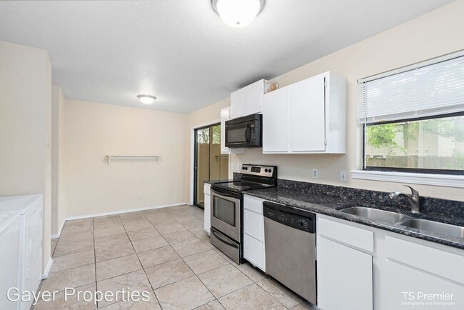 Building Photo - 3 br, 2.5 bath House - 2028 ball ave