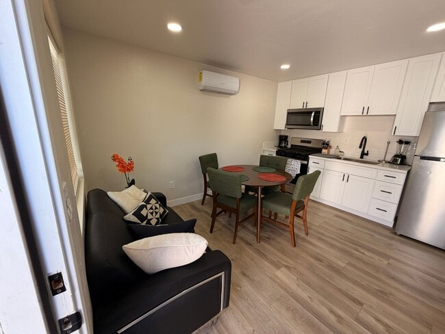 Building Photo - 1830-36 Newton Ave