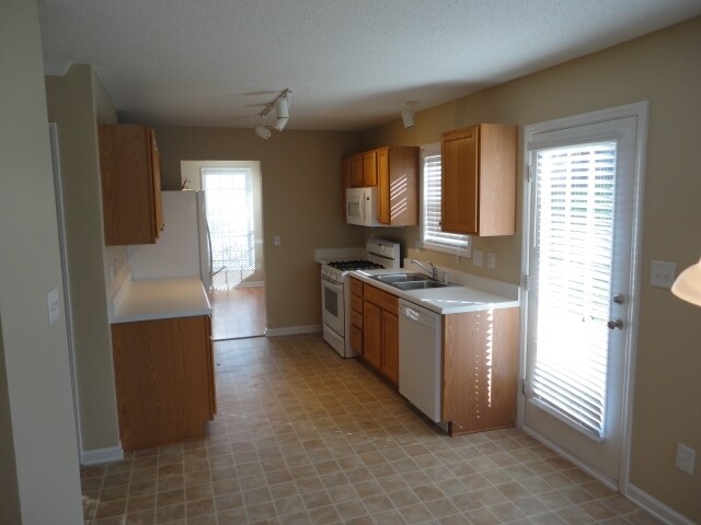 Foto del edificio - 817 Northwood Hills Ave