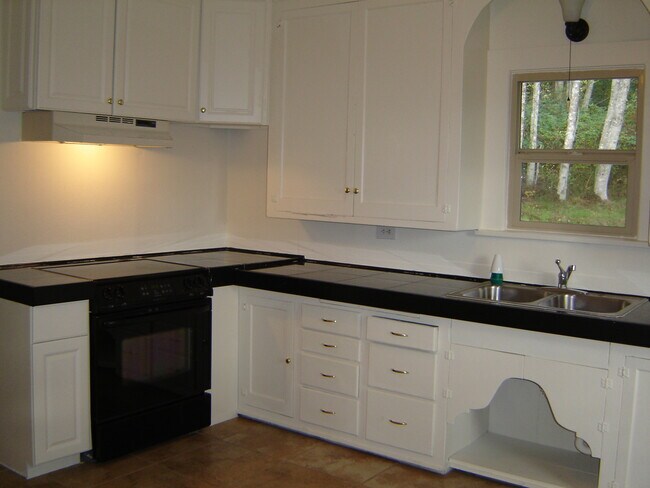 Foto del edificio - ***PENDING APPLICATION***Cabin in the woods on 4+ Acres.