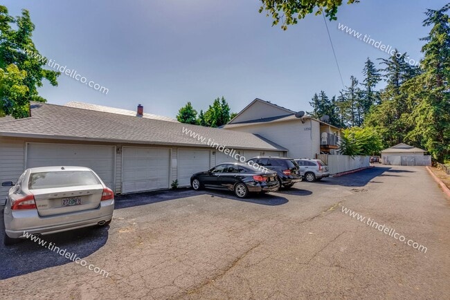 Building Photo - Spacious Pet-Friendly Top-Floor Unit w/ Parking Included!