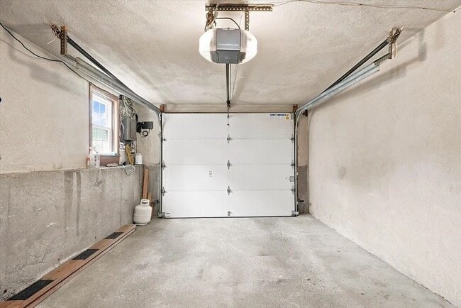 Building Photo - 52 Oak Ridge Cir