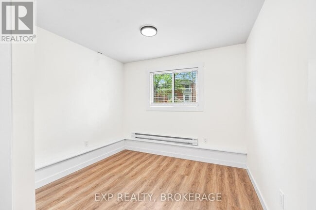 Building Photo - 493-493 College St
