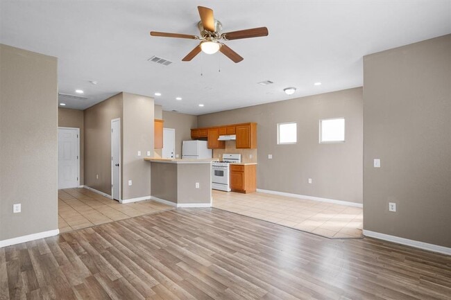 Building Photo - 7502 Lazy Creek Dr