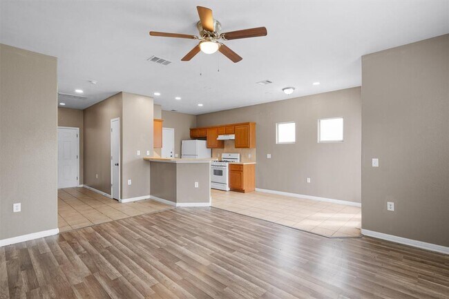 Foto del edificio - 7502 Lazy Creek Dr