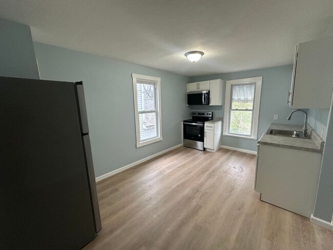Foto del edificio - CHARMING, 1 BEDROOM UPPPER LEVEL DUPLEX