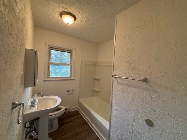 Building Photo - 103 Hanks St