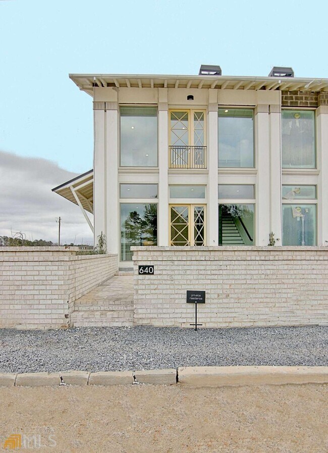 Foto del edificio - 640 Heatherden Ave