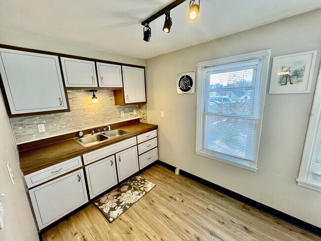 Building Photo - 415 Beaver St