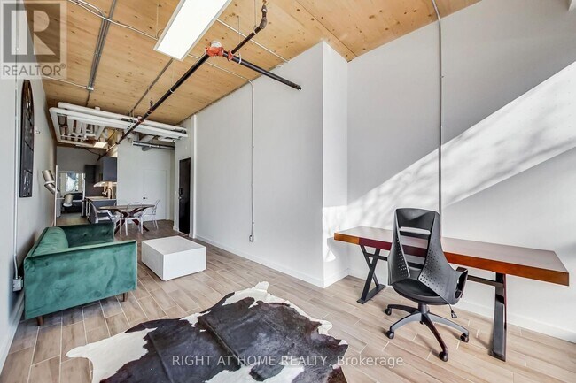 Photo du bâtiment - 1602 Queen St E