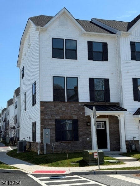 Building Photo - 106 E Stiger St