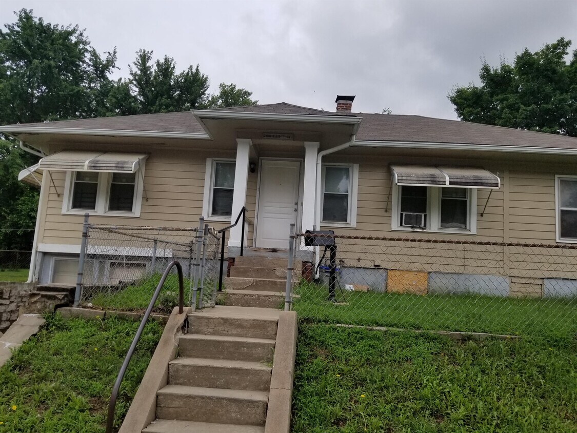 Primary Photo - 2818 E 69th St
