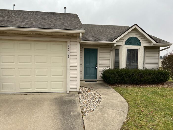 Very Clean and Large 2 Bedroom Townhouse House for Rent in Fort Wayne