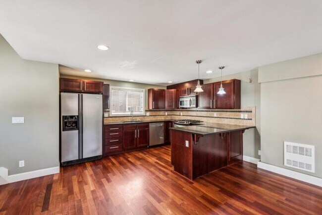 Building Photo - 3 bedroom in Seattle WA 98199