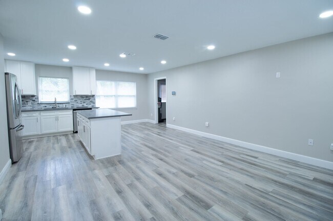 Foto del edificio - **Charming 3-Bedroom Renovated Home in Deltona with Spacious Backyard**