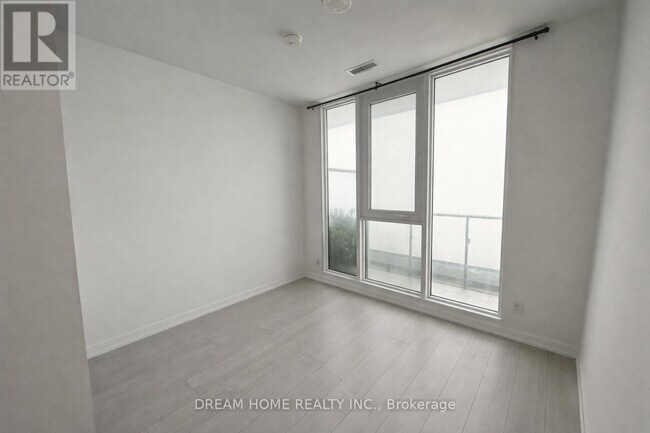 Photo du bâtiment - 898 Portage Pkwy