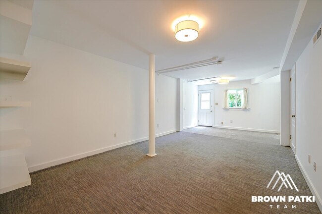 Building Photo - 33 Ford St