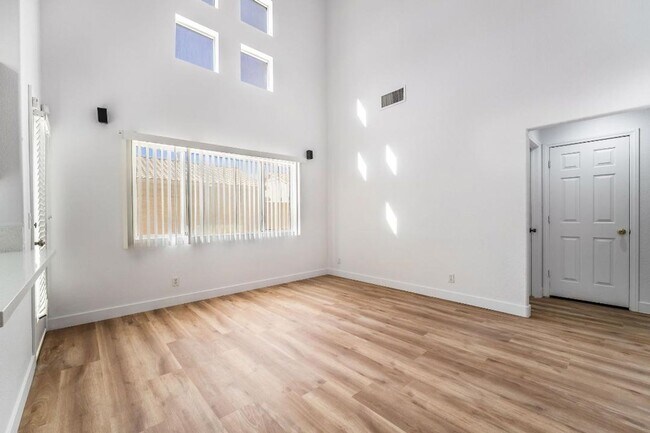 Foto del edificio - Silverado Ranch: Bright, Open Concept 3/2/2 Home with Downstairs Bedroom & Full Bath, Community Pool