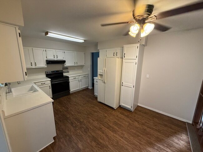 Foto del edificio - 3 bed, 2 bath, large yard AVAILABLE NOW!