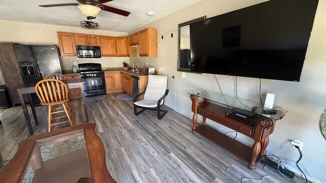 Foto del edificio - 15691 Wendell Park Dr