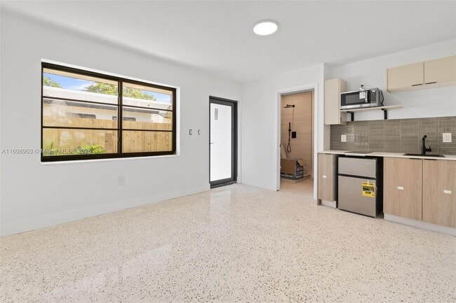 Foto del edificio - 2442 SW 3rd St