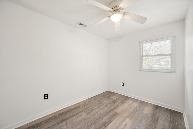 Foto del edificio - The coziest 2 bedroom and 1 bathroom!