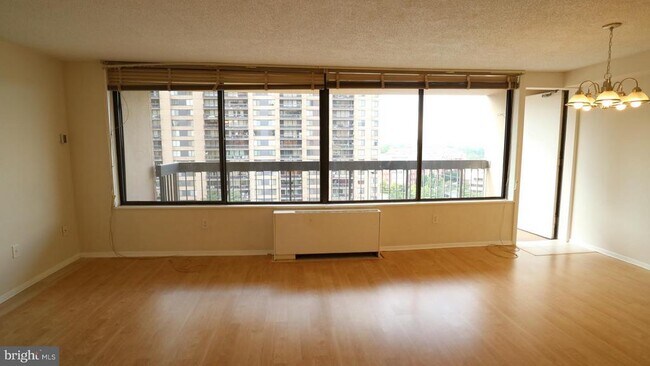 Foto del edificio - 3705 S George Mason Dr