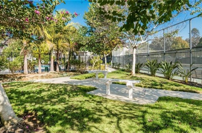 Foto del edificio - REMODELED 3BD/2BA Ground Level Condo In Oc...