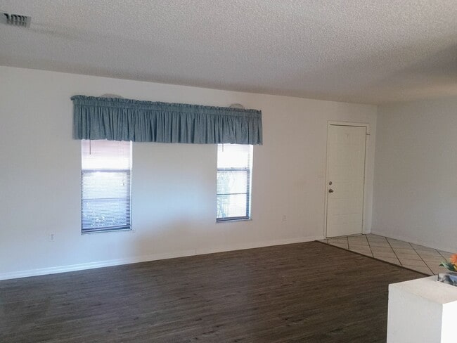 Building Photo - 2 bedroom 2 bathroom home with a screened in porch