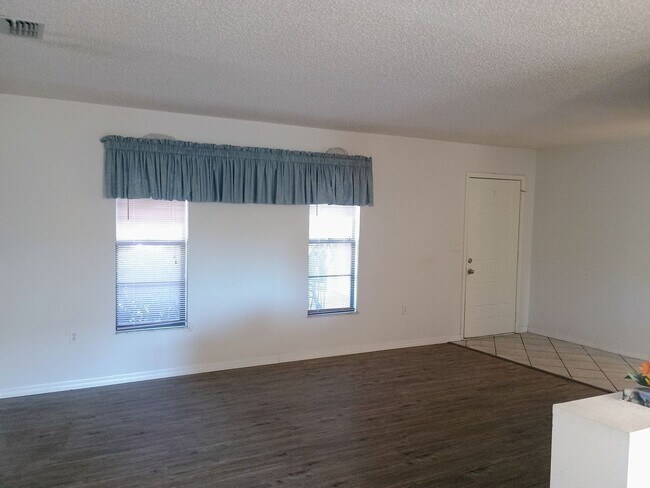 Foto del edificio - 2 bedroom 2 bathroom home with a screened in porch