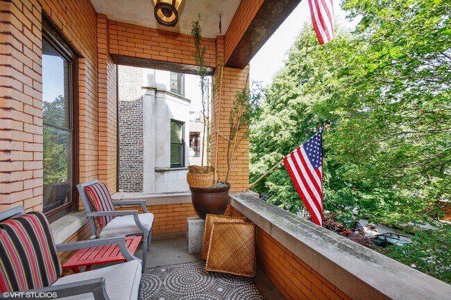 Front Porch - 725 W Brompton Ave