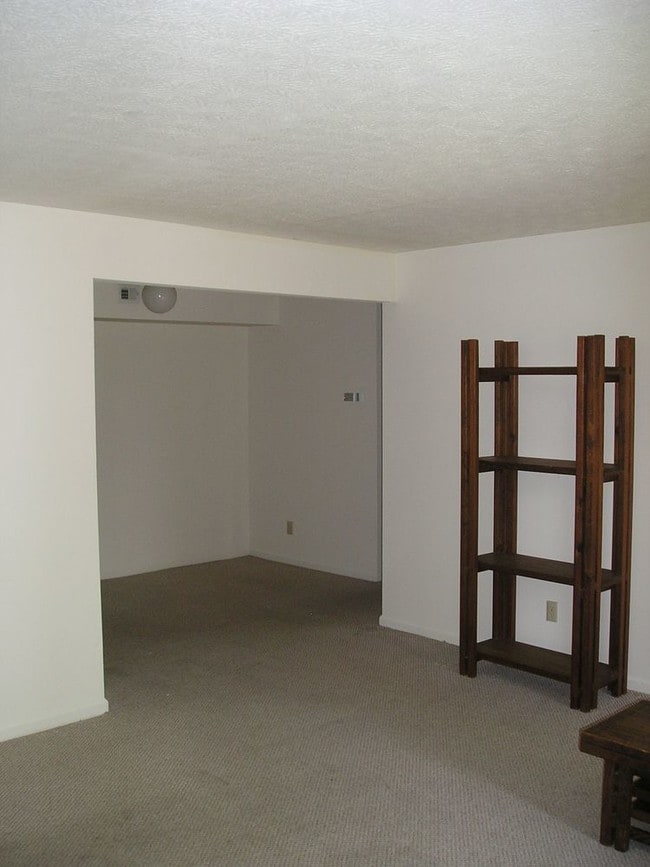 Building Photo - Apartment in Madison Manor