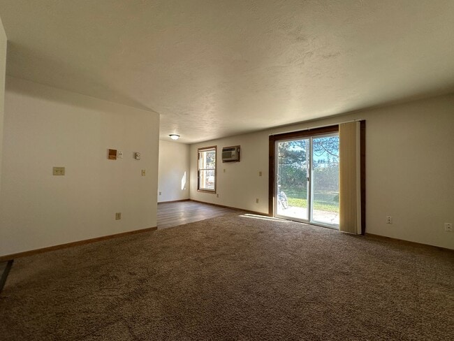 Building Photo - Noble Estates |||