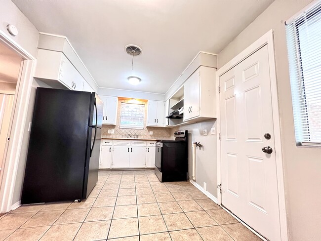 Building Photo - 3312 Little John Dr