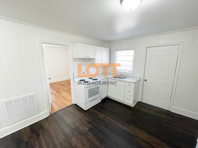 Building Photo - 205 King St