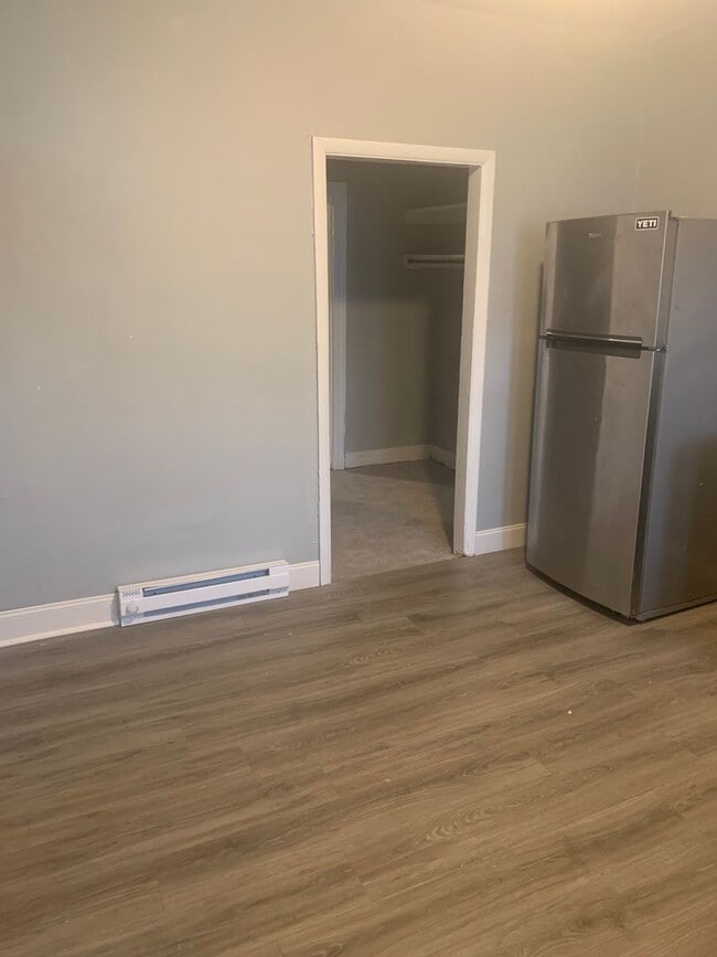 Building Photo - Available Now! 1st Floor 1 Bedroom Apartme...